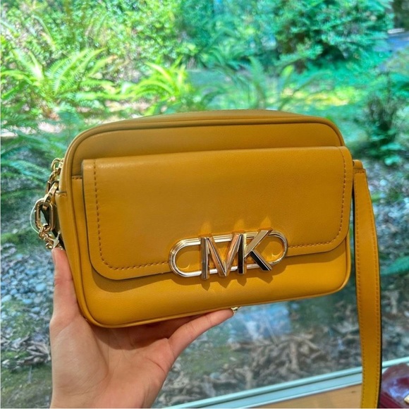 MICHAEL Michael Kors Bags Medium Chain Crossbody Leather Purse In